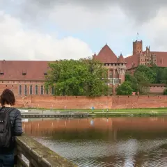 Gdzie zaparkować przy zamku w Malborku? Sprawdzone lokalizacje i cennik.