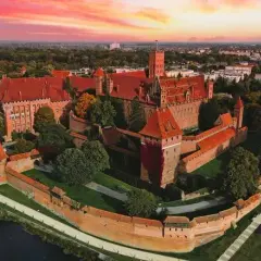 Kto wybudował zamek w Malborku? Fascynujące fakty o budowniczych.