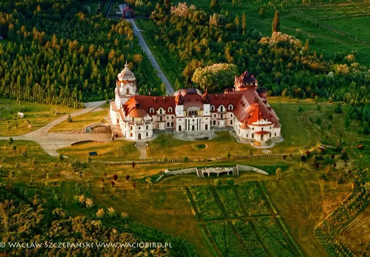Prywatny zamek w Sieniawie: historia, tajemnice i wyjątkowe atrakcje