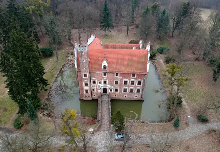 Zamek w Wojnowicach: Średniowieczna forteca czy renesansowy pałac?