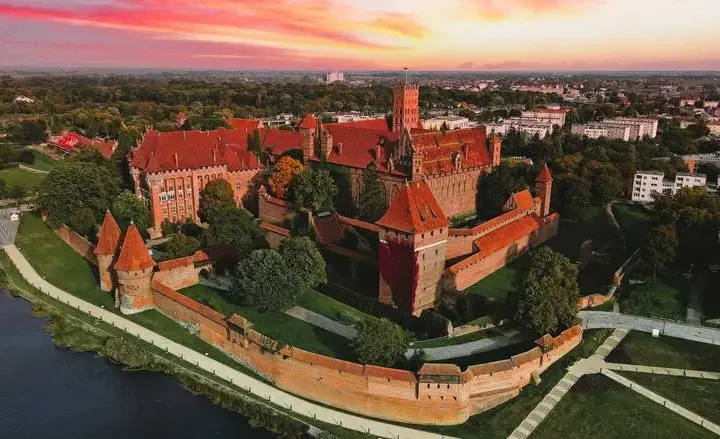 Kto wybudował zamek w Malborku? Fascynujące fakty o budowniczych.