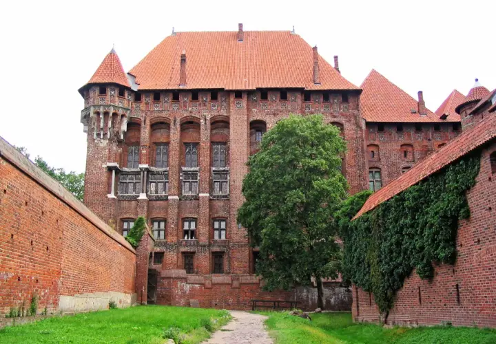 Obecne przeznaczenie zamku w Malborku: muzeum, wystawy, atrakcje turystyczne