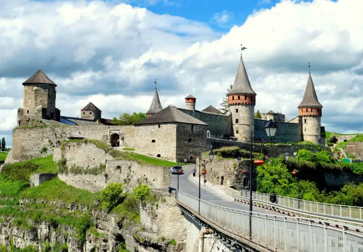 Zamek Krąg: Jak zwiedzić tajemniczą twierdzę Pomorza?