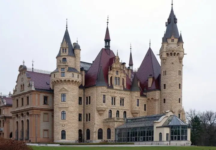 Polska: 100 zamków, które musisz zobaczyć przed śmiercią