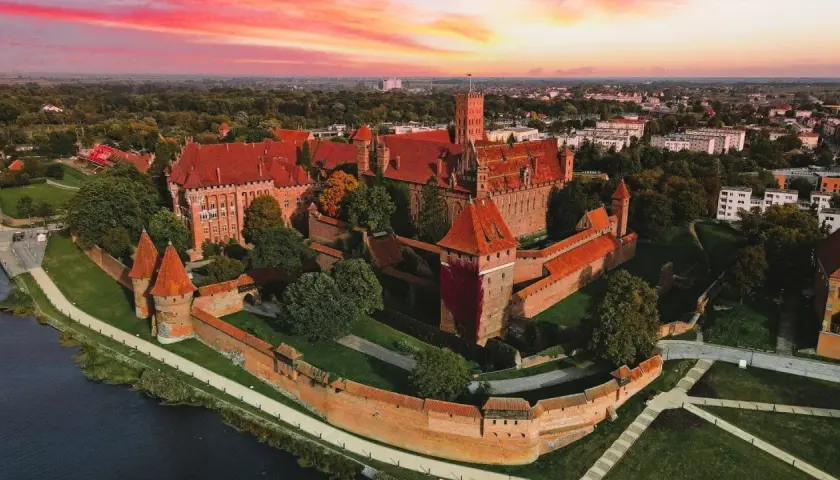 Dlaczego zamek w Malborku jest na liście UNESCO? Poznaj jego tajemnice