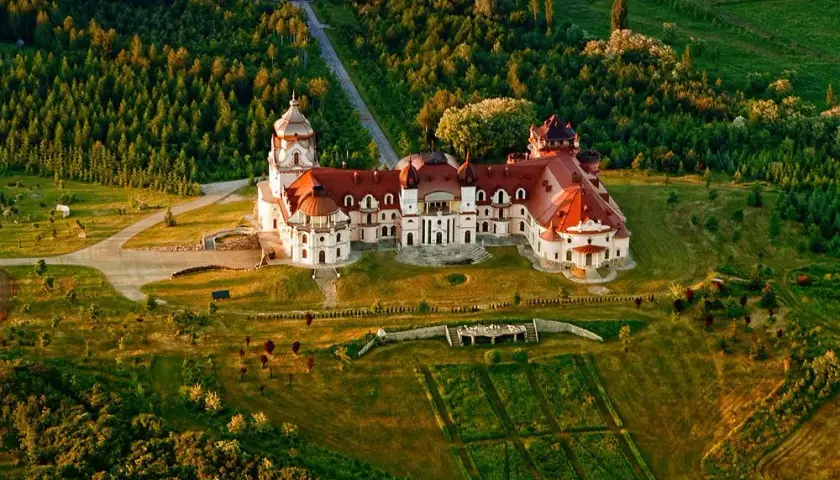 Prywatny zamek w Sieniawie: historia, tajemnice i wyjątkowe atrakcje