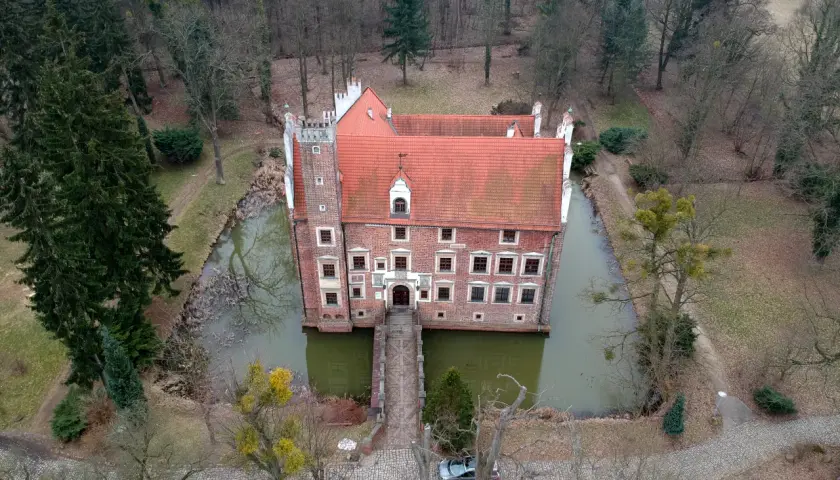 Zamek w Wojnowicach: Średniowieczna forteca czy renesansowy pałac?
