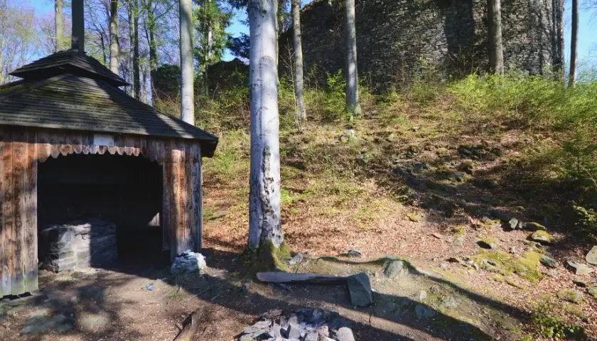 Zamek Szczerba: Ruiny górskiej twierdzy na ziemi kłodzkiej