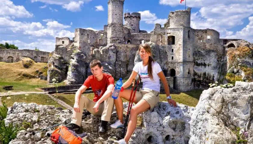Zamek Ogrodzieniec w Podzamczu: Historia, atrakcje i tajemnice warowni