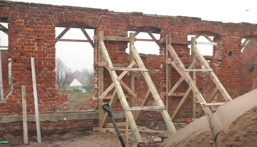 Z czego jest zbudowany zamek w Malborku? Zaskakujące materiały i techniki.