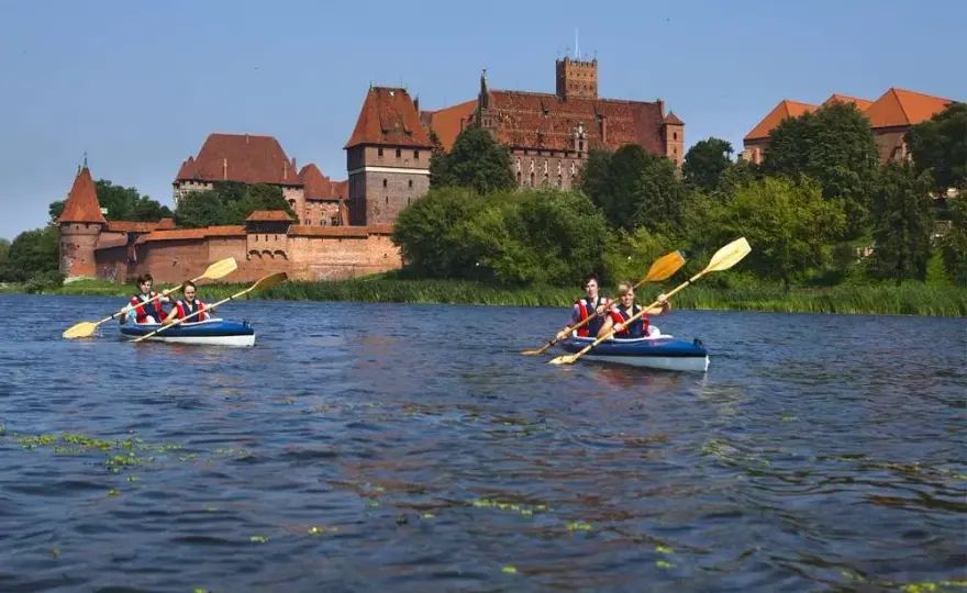 Jaka rzeka płynie przez Malbork? Tajemnice Nogatu i jego historia