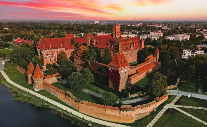 Dlaczego zamek w Malborku jest na liście UNESCO? Poznaj jego tajemnice
