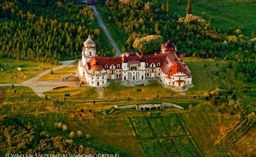 Prywatny zamek w Sieniawie: historia, tajemnice i wyjątkowe atrakcje