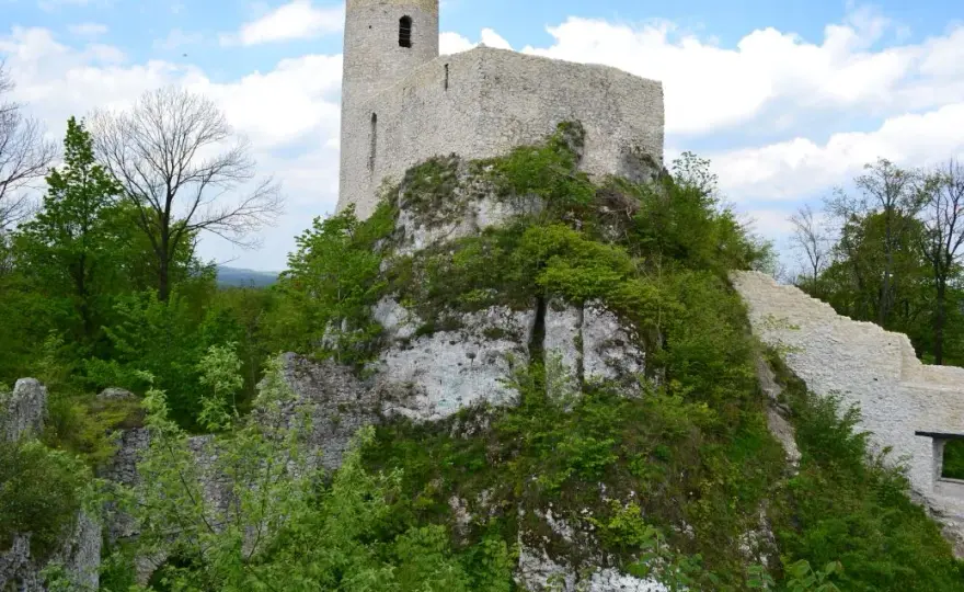 Zamek w Smoleniu: Tajemnicze ruiny na Szlaku Orlich Gniazd
