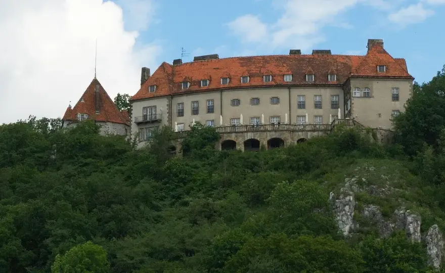 Zamek w Przegorzałach: Fascynująca historia i luksusowe doświadczenia