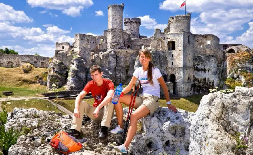Zamek Ogrodzieniec w Podzamczu: Historia, atrakcje i tajemnice warowni