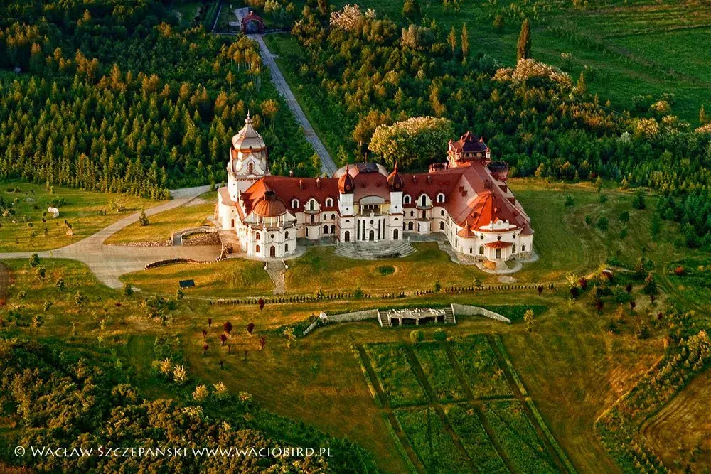 Prywatny zamek w Sieniawie: historia, tajemnice i wyjątkowe atrakcje