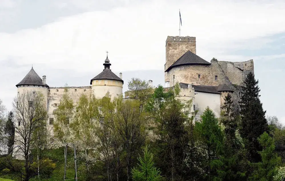 Zdjęcie Zamek w okolicy Zakopanego: odkryj fascynującą historię i atrakcje