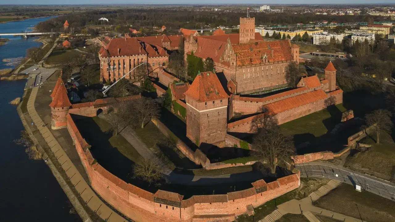 Zdjęcie Czy zamek w Malborku jest otwarty? Godziny, bilety i zwiedzanie bezpłatne